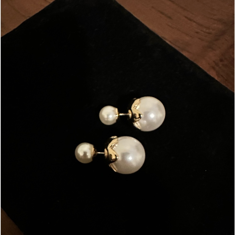 Earrings. Pearl style it’s backings that show smaller pearl